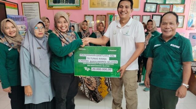 Administratur KPH Banyuwangi Selatan, Wahyu Dwi Hadmojo saat menyerahkan bantuan