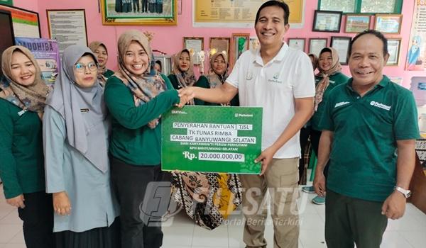 Administratur KPH Banyuwangi Selatan, Wahyu Dwi Hadmojo saat menyerahkan bantuan