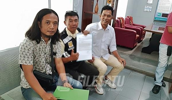 Andi bersama Bapak Debi melakukan permohonan dan konfirmasi kepada pihak PLN