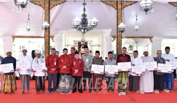 BUPATI Sumenep, Achmad Fauzi Wongsojudo berfoto bersama para guru ngaji