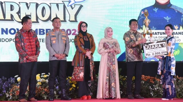 Bupati Subandi saat memberika hadiah bagi pemenang