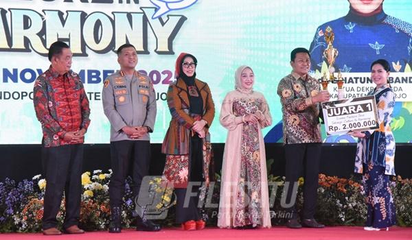 Bupati Subandi saat memberika hadiah bagi pemenang