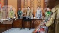 Bupati saat rapat Pilkades Tahun 2026 di Opsroom Setda Kab. Sidoarjo