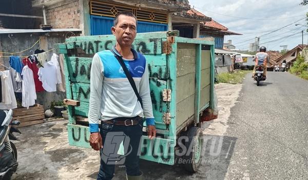 Mulyadi petugas pembuangan sampah dari Kelurahan Talang Jawa, Kabupaten Ogan Komering Ulu (OKU)