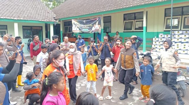 Polda Jatim Berikan Trauma Healing untuk Anak - anak di Pengungsian Dampak Erupsi Gunung Semeru
