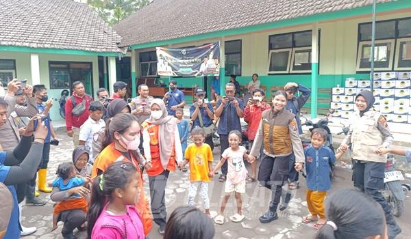 Polda Jatim Berikan Trauma Healing untuk Anak - anak di Pengungsian Dampak Erupsi Gunung Semeru