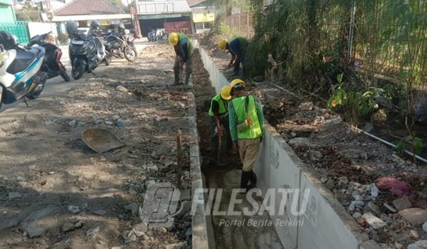 Proyek pembangunan drainase di Jalan Puri Telukjambe, Kecamatan Telukjambe Timur