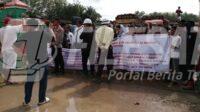RATUSAN  warga Desa Kurup, Kecamatan Lubuk Batang, Kabupaten Ogan Komering Ulu (OKU) menggelar aksi demonstrasi
