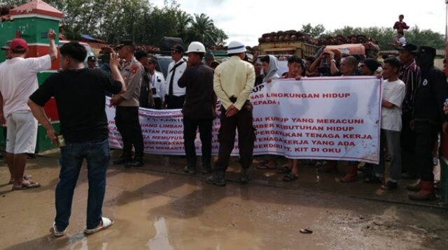 RATUSAN  warga Desa Kurup, Kecamatan Lubuk Batang, Kabupaten Ogan Komering Ulu (OKU) menggelar aksi demonstrasi