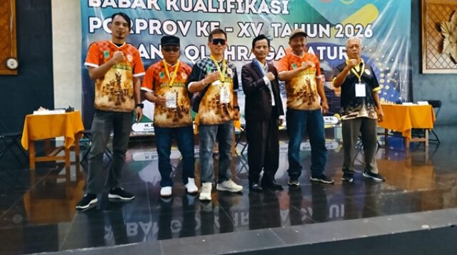 Risman L Sipayung SH, MH,WN,PNP bersama kontingen Catur Karawang