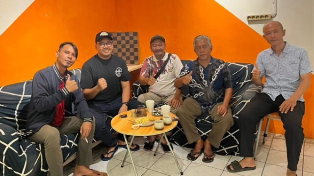 Rizal Hafizhib bersama atlit catur Kopas yang lolos ke Porprov 2026