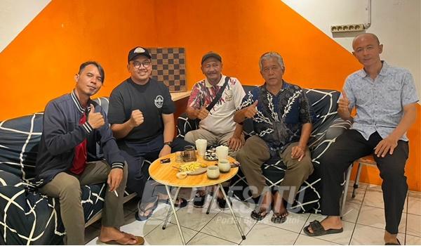 Rizal Hafizhib bersama atlit catur Kopas yang lolos ke Porprov 2026