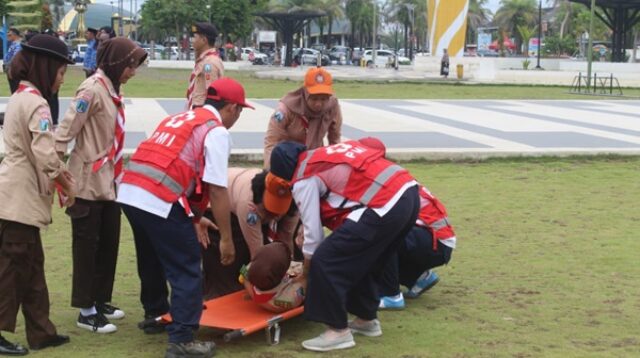 Tim Medis PMI Jember Sigap Tangani Peserta Upacara Hari Pahlawan yang Pingsan
