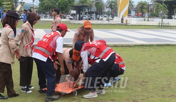 Tim Medis PMI Jember Sigap Tangani Peserta Upacara Hari Pahlawan yang Pingsan