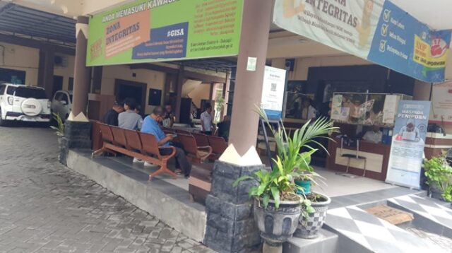 Warga Kembali ke Antrean Panjang di Disdukcapil Sidoarjo