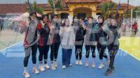 Anggota DPRD Jabar Sri Rahayu Agustina berfoto bersama peserta Kompetisi Voli
