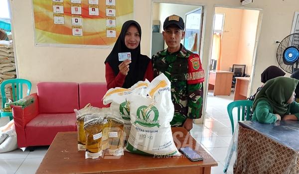 Babinsa Sertu Sugeng Nofrianto Monitor Pembagian Beras Hanpangan Bulog