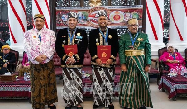 Bupati Sampang, H. Slamet Junaidi, menerima penobatan gelar kebangsawanan dari Raja Nusantara
