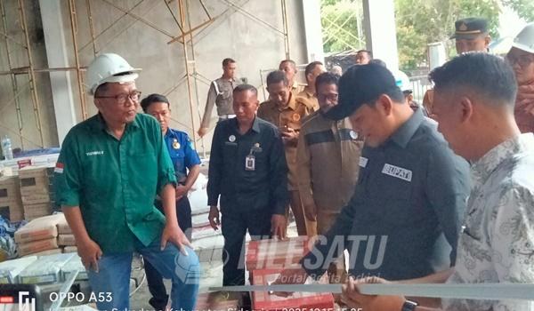 Bupati Sidoarjo H Subandi saat sidak Proyek Gedung PMK Sukodono