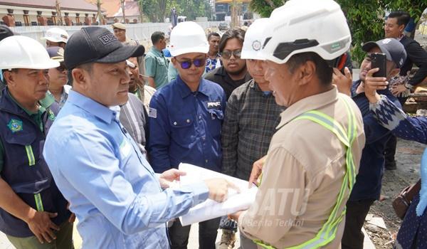 Bupati Sidoarjo H. Subandi saat melakukan inspeksi mendadak (sidak) progres revitalisasi Alun-alun Sidoarjo,