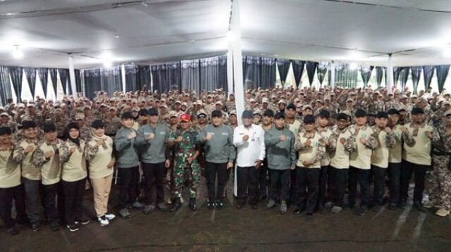 Bupati Sidoarjo berfoto bersama para kepala Desa yang mengikuti retret