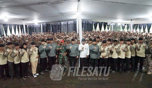 Bupati Sidoarjo berfoto bersama para kepala Desa yang mengikuti retret