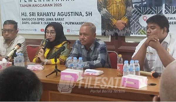 Hj. Sri Rahayu Agustina, Anggota DPRD Jawa Barat (Dapil Jabar X), sedang memberikan paparan saat kegiatan pengawasan penyelenggaraan pemerintahan di PWI Karawang@2025SINFONEWS.com
