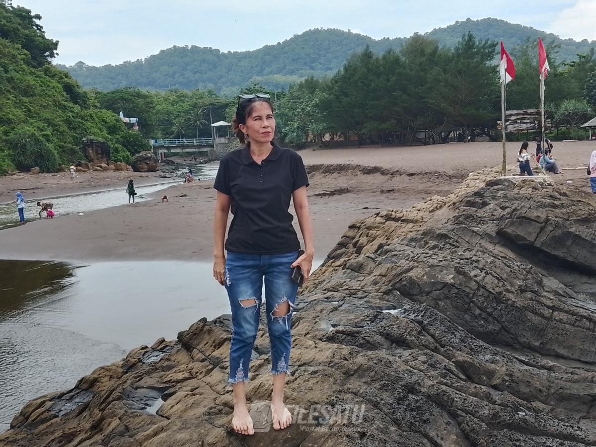 Hasanah di pantai Watu Ulo