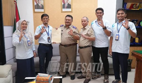 Kantor Pertanahan OKU Serahkan Sertipikat Elektronik HGB kepada Manager UPT Baturaja PLN