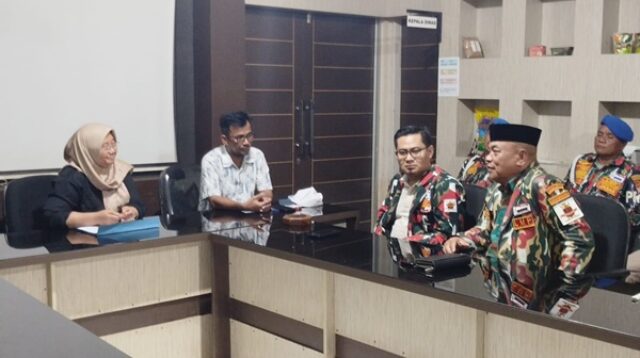 LMP Mada Jabar saat audensi ke DPKP Karawang
