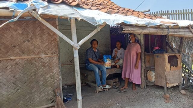 Pemred Fakta Jabar saat berikan bantuan beras pada warga tidak mampu