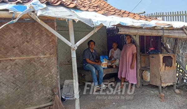 Pemred Fakta Jabar saat berikan bantuan beras pada warga tidak mampu