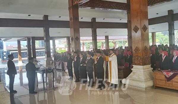 Tampak Bupati Rijanto Mengambil Sumpah Janji Kepala Sekolah SD Dan SMP Di Kabupaten Blitar