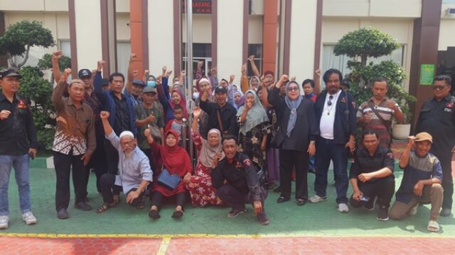 91 petani Desa Tambaksumur saat menghadiri sidang sengketa lahan