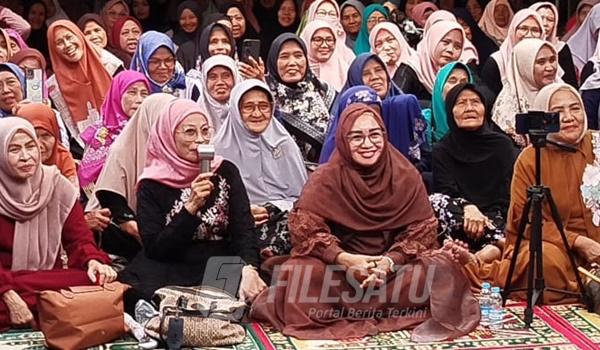 Anggota DPRD Jabar Srri Rahayu saat gelar dialog Rakyat dan peringatan Isra Miraj