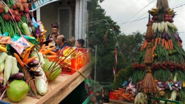 Arak-arakan ubarampe sesaji serta tumpeng hasil bumi
