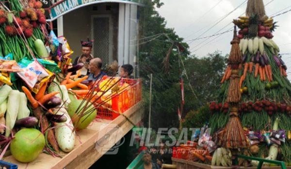 Arak-arakan ubarampe sesaji serta tumpeng hasil bumi