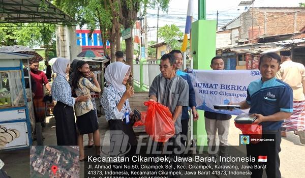 BRI Cabang Cikampek Tebar Kebaikan Lewat Jumat Berkah