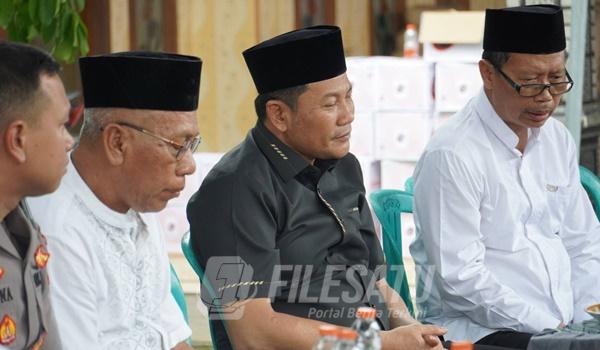 Bupati Sidoarjo H. Subandi mengenakan kemeja hitam dan peci, duduk takziah di rumah duka praja IPDN dengan ekspresi berduka, didampingi jajaran pejabat dan aparat