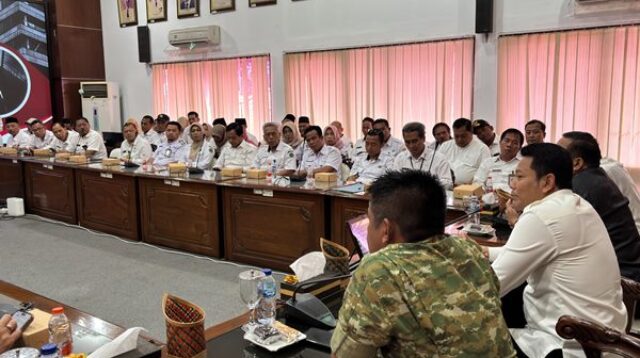 Bupati Subandi dalam Rapat Koordinasi (Rakor) yang dihadiri pimpinan DPRD, Forkopimda, camat, serta kepala desa