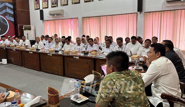 Bupati Subandi dalam Rapat Koordinasi (Rakor) yang dihadiri pimpinan DPRD, Forkopimda, camat, serta kepala desa