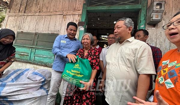Bupati Subandi saat memberikan bantuan