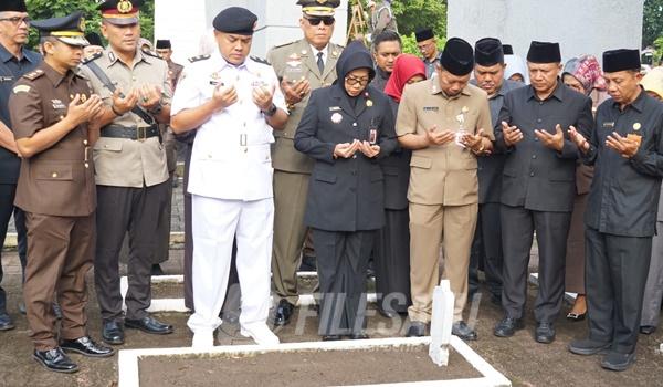 Bupato dan Wabup Sidoarjo dan Forkopimda Ziarah Makam Mantan Bupati dan Wakil Bupati Sidoarjo