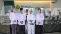 Jajaran Direksi BPRS Bhakti Sumekar berfoto dengan KH. Musleh Adnan Jajaran Direksi BPRS Bhakti Sumekar berfoto dengan KH. Musleh Adnan