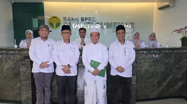 Jajaran Direksi BPRS Bhakti Sumekar berfoto dengan KH. Musleh Adnan