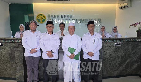 Jajaran Direksi BPRS Bhakti Sumekar berfoto dengan KH. Musleh Adnan