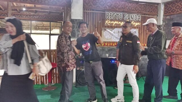 Ketua APK terpilih Apih Ujang saat menerima ucapan selamat