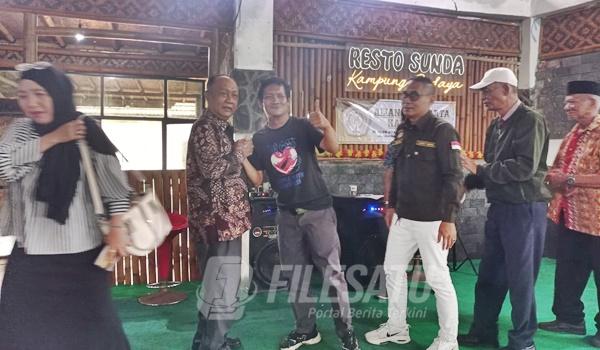 Ketua APK terpilih Apih Ujang saat menerima ucapan selamat
