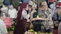 Ketua DPRD Sidoarjo saat terima tumpeng dari Wabup Ketua DPRD Sidoarjo saat terima tumpeng dari Wabup