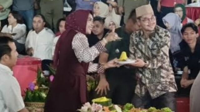 Ketua DPRD Sidoarjo saat terima tumpeng dari Wabup